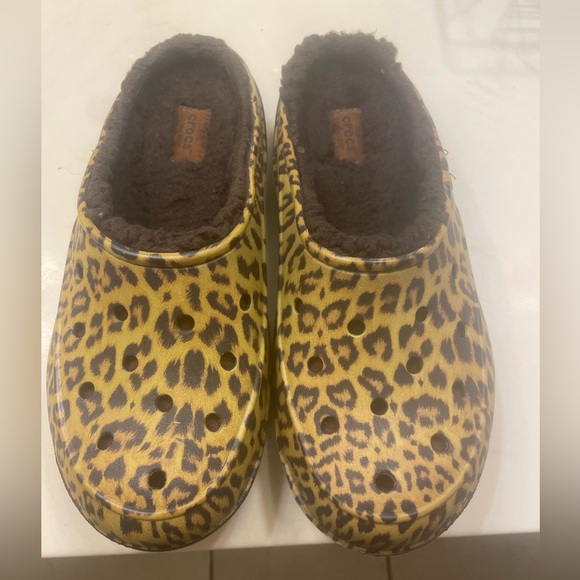 Crocs. Leopard print. Slip on. Brown fuzzy warm inserts. Women’s size 8 - Picture 3 of 4